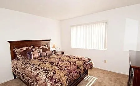River Knolls Apartment — Photo 12