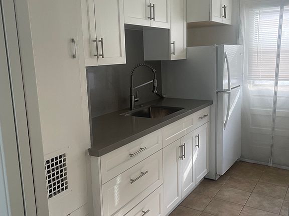 2nd image of 852 Missouri St