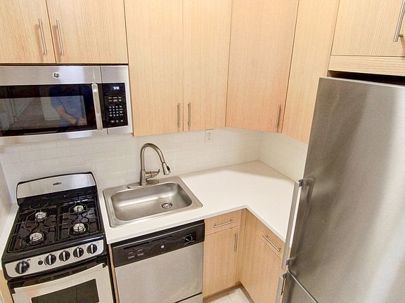 3rd image of 191 E 76th St APT 2c