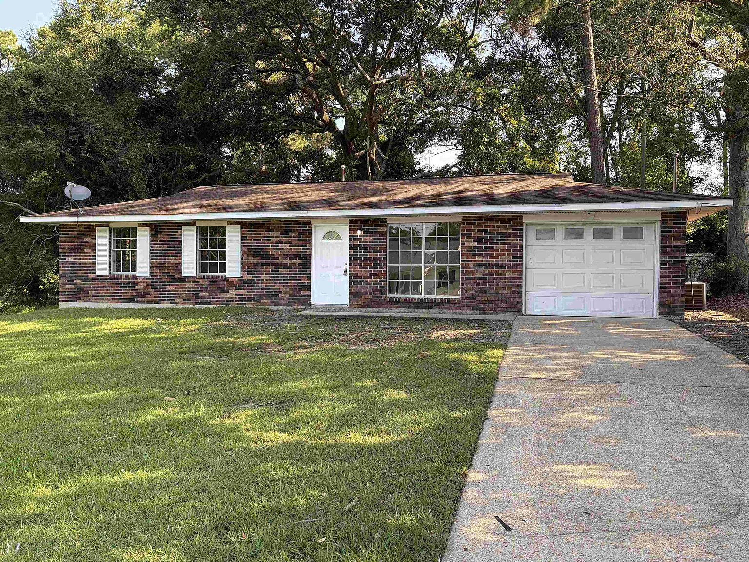 3 bed, 1.5 bath, 1225 sqft, $1,395 — Photo 1