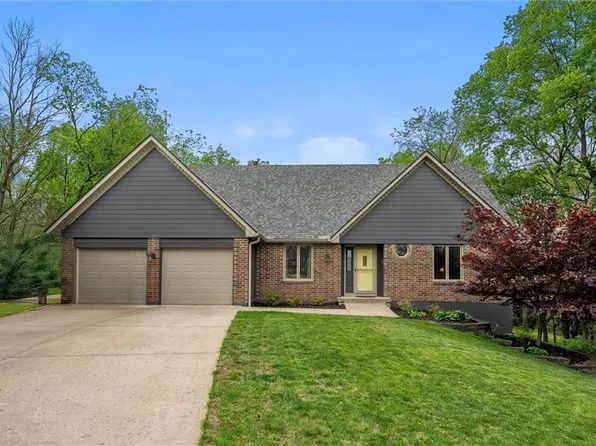 1161 SW Kimstin Ct, Blue Springs, MO 64015