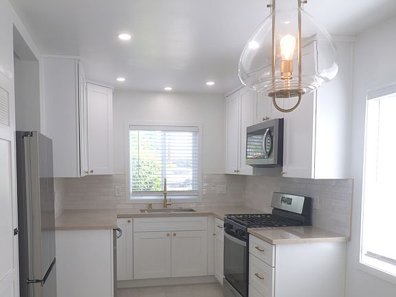 5th image of 11610 Oxnard St #1