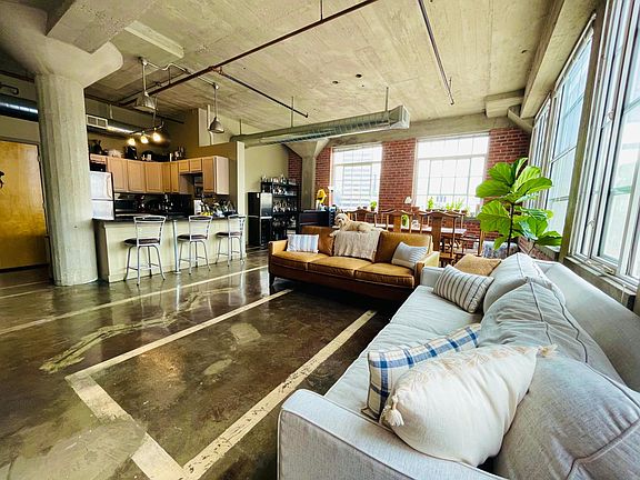 2nd image of 2029 Wyandotte St APT 304