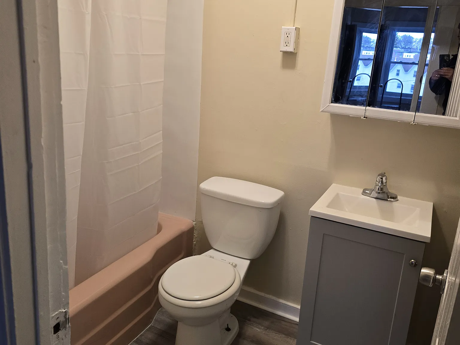 2 bed, 900 sqft, $1,600 — Photo 2