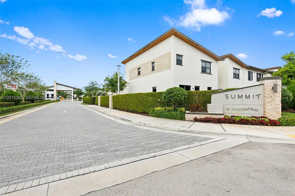 Building Photo - 10597 Northwest Blvd #10597