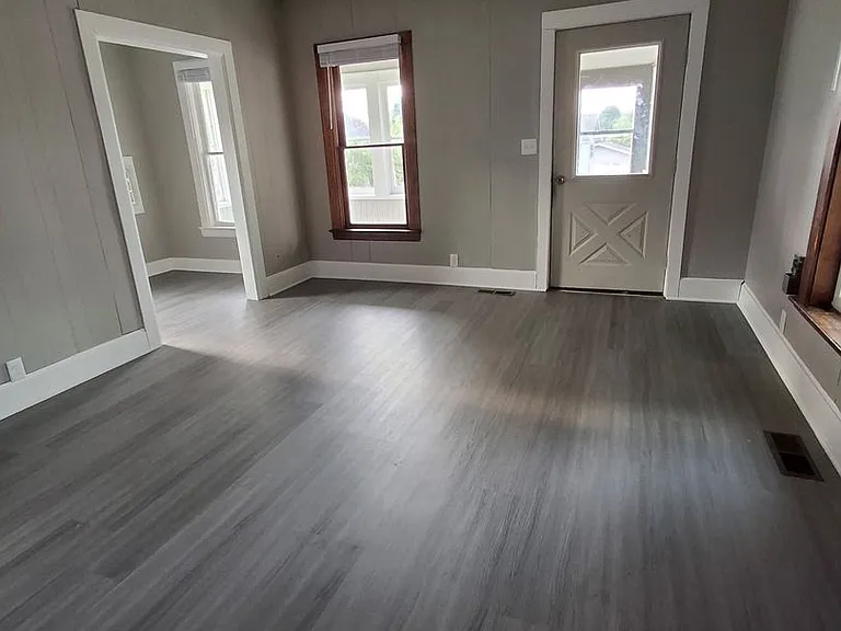 814 Lake Ave E — Photo 1