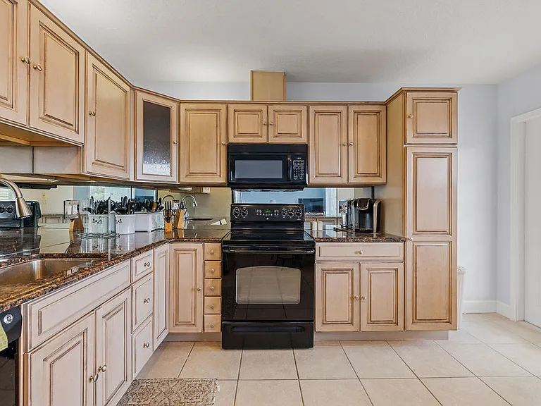 23 Royal Palm Point #A — Photo 7