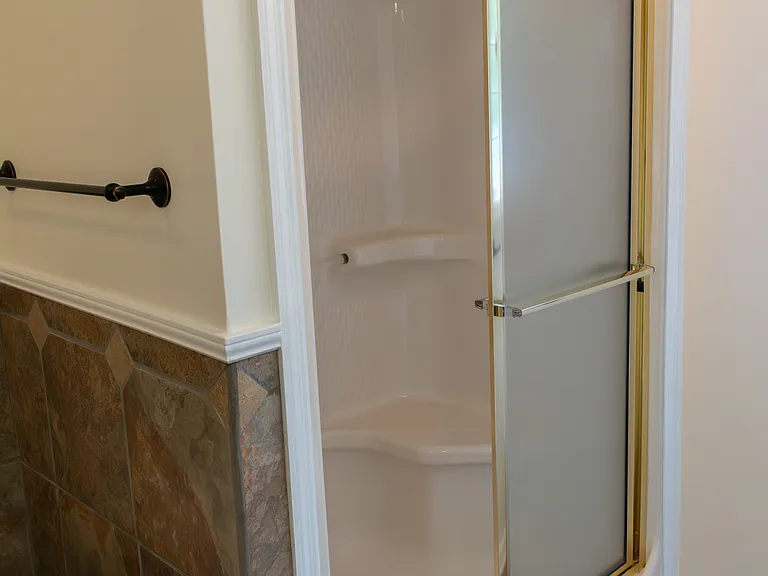 140 Thomas Dr — Photo 16