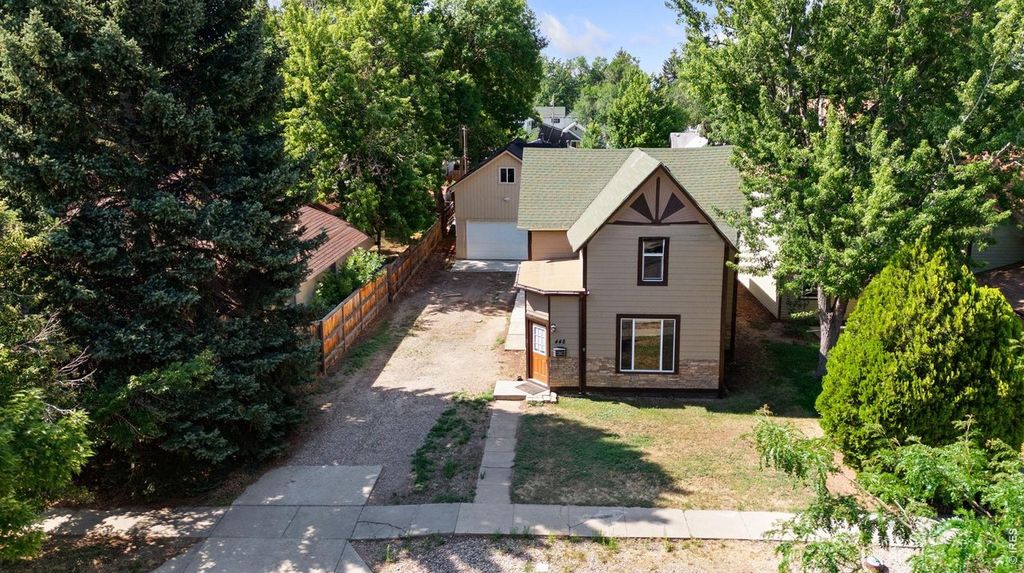 448 W 4th St