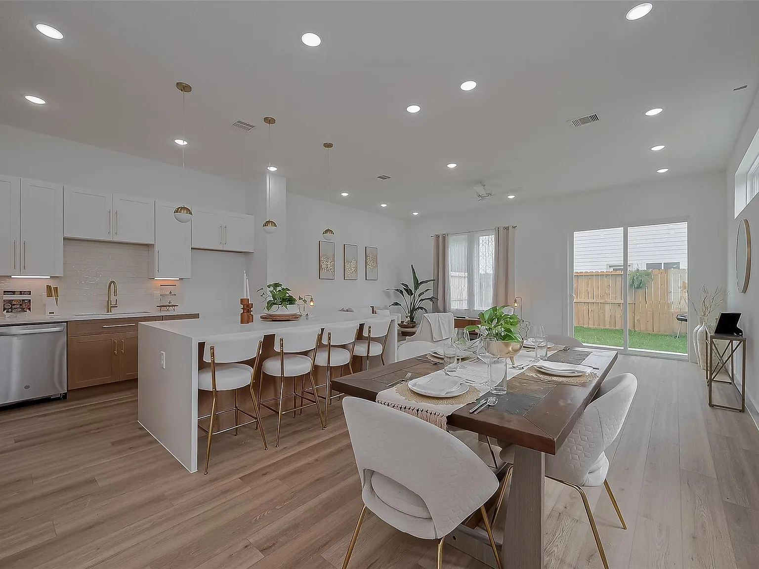 3 bed, 3.5 bath, 1911 sqft, $2,500 — Photo 2