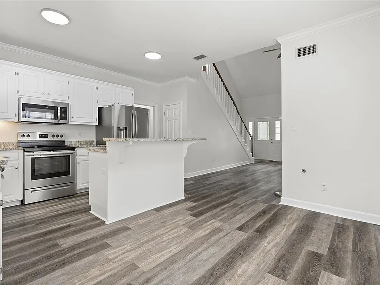1009 Pinemont Dr — Photo 6