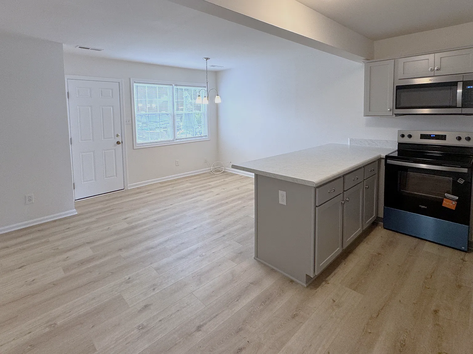 3 bed, 1.5 bath, 1178 sqft, $1,849 — Photo 2