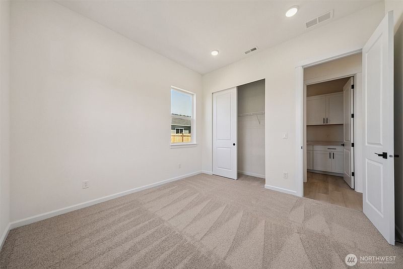 5th image of 936 Lucas Avenue #20