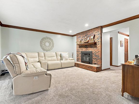 4th image of 301 Oakwood Dr
