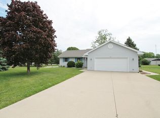 1643 Wood Ridge Ln, Burlington, WI 53105