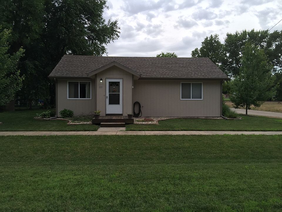 1st image of 221 W Pottawatomie St