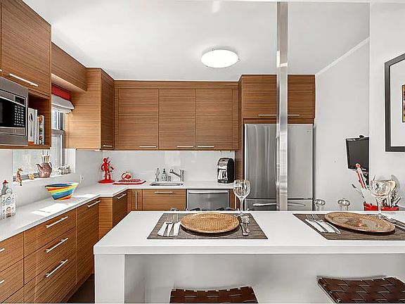 5th image of 360 E 72nd St APT C2303
