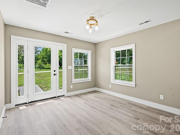 4th image of 724 Webber Ave