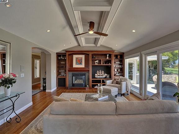 5th image of 82 Castlewood Dr