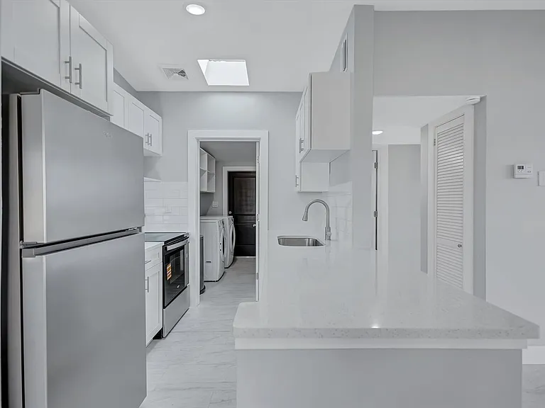 325 Capri Blvd — Photo 27