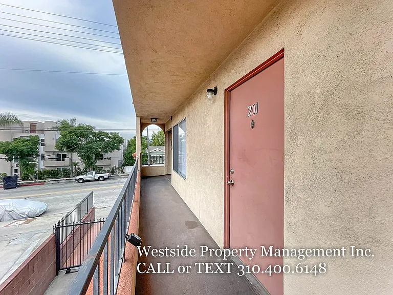 1962 N Beachwood Dr #201 — Photo 14