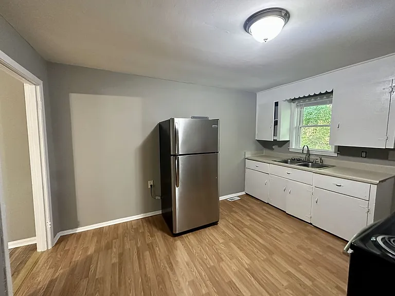 Locust Dr - 894 / 896 — Photo 16