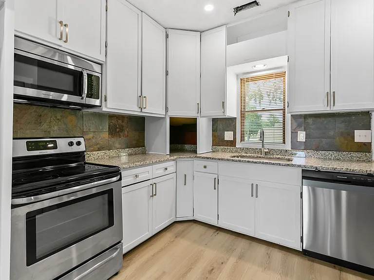 125 E Charles St — Photo 17