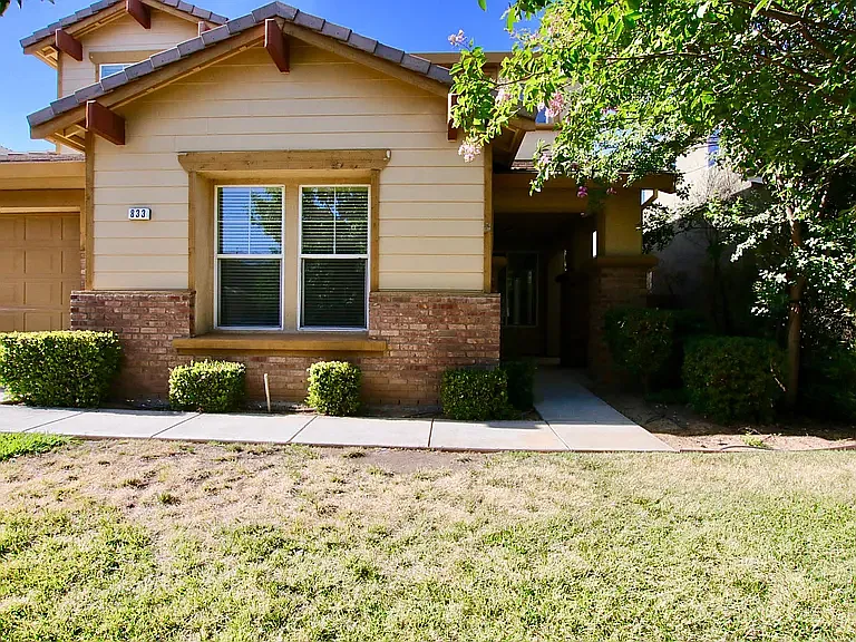 833 Round Hill Dr — Photo 2