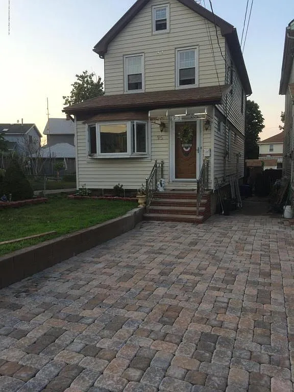95 Smith Pl photo 1