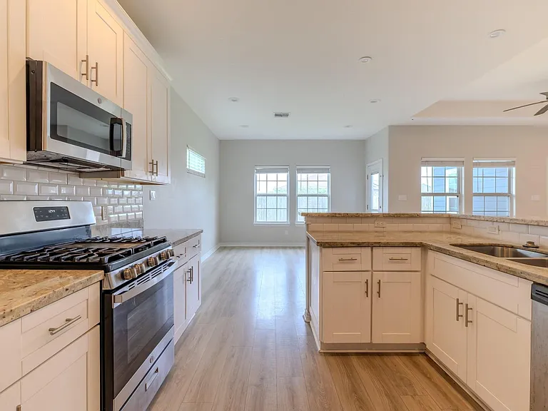 2422 Cardinal Dr — Photo 7