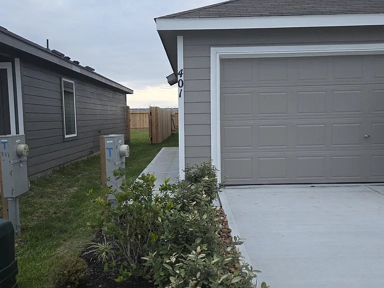 401 Lucia Way — Photo 3