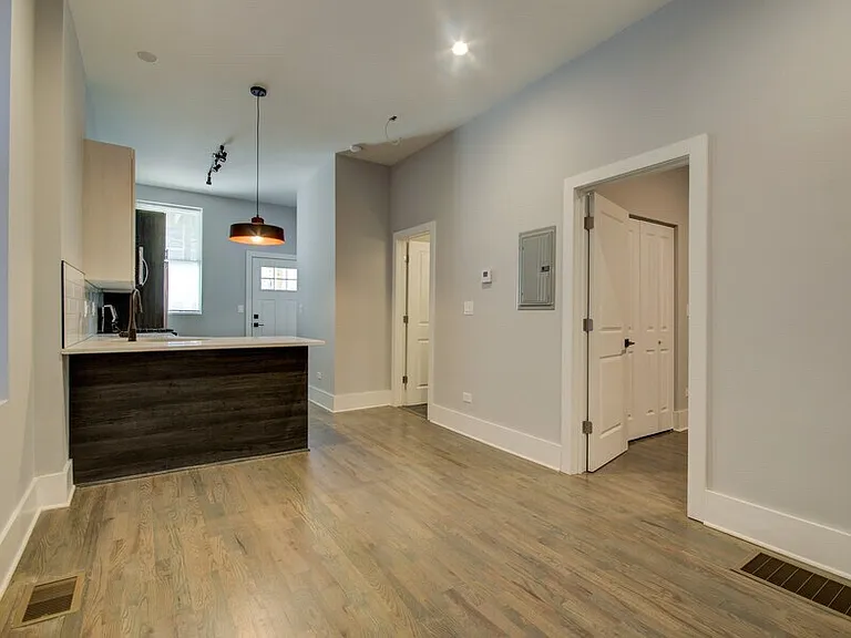 1317 W Erie St #1R — Photo 4