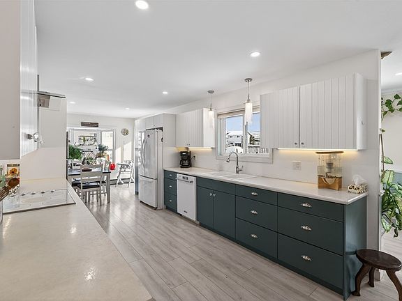3rd image of 2952 Clapperton Ave