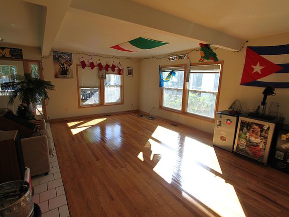 5th image of 916 Mary St