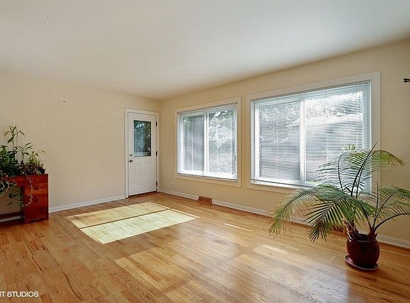 4th image of 129 N Clark Dr