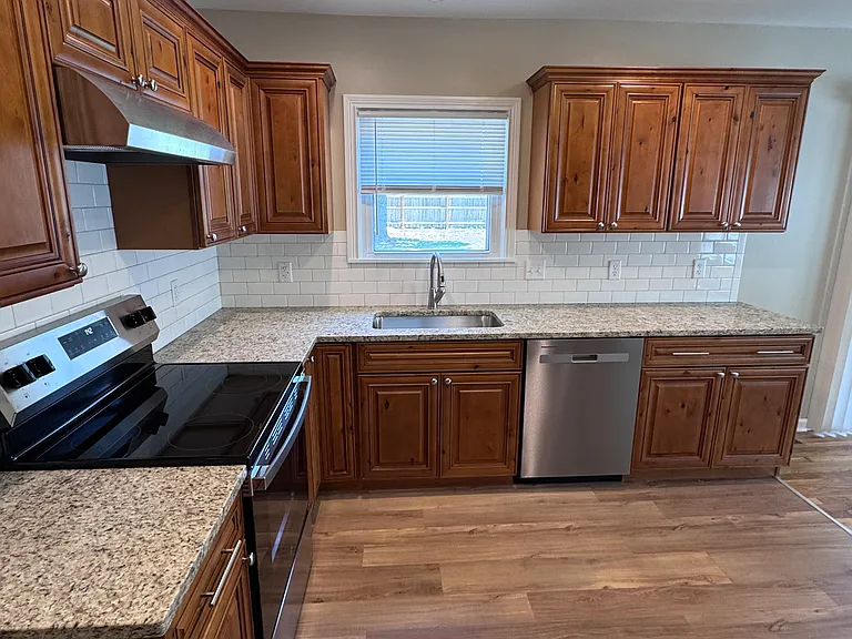 238 N Bleckley Dr — Photo 3