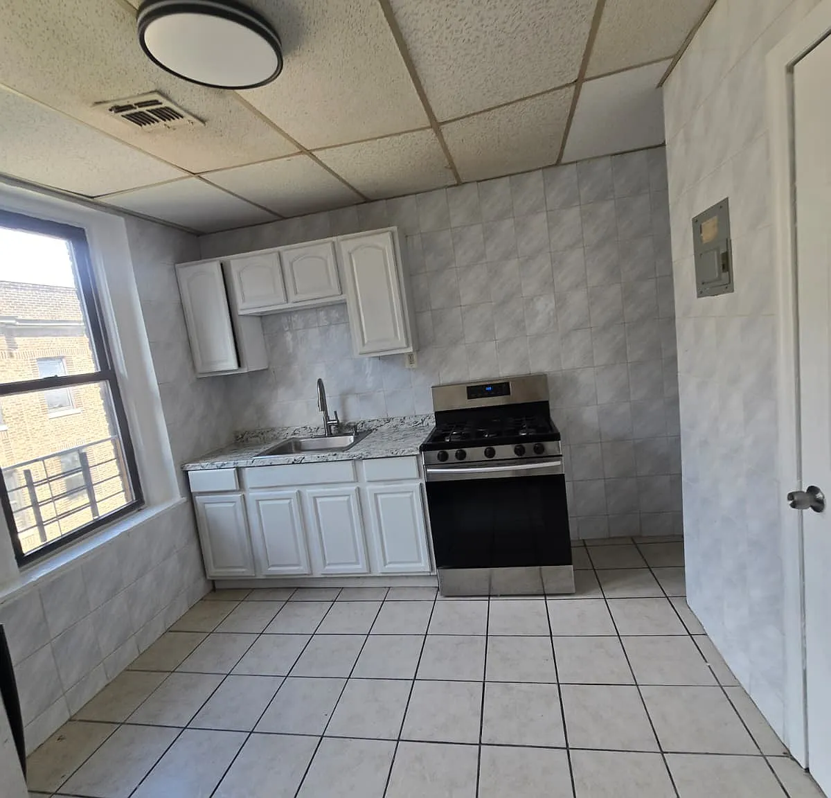3 bed, $2,100 — Photo 2