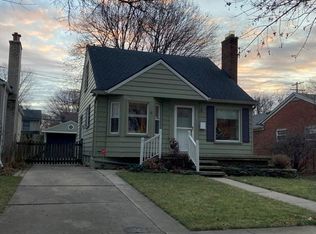 2073 Hampton Rd, Grosse Pointe Woods, MI 48236
