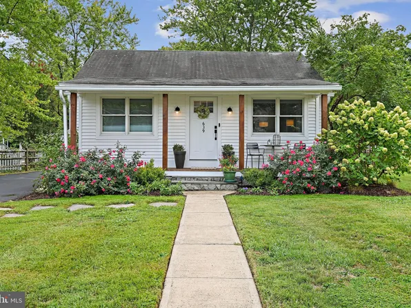 639 Nash St, Herndon, VA 20170