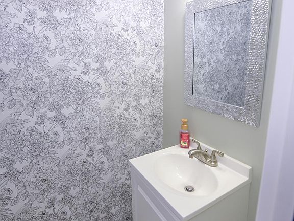 5th image of 1393 Argyle Way