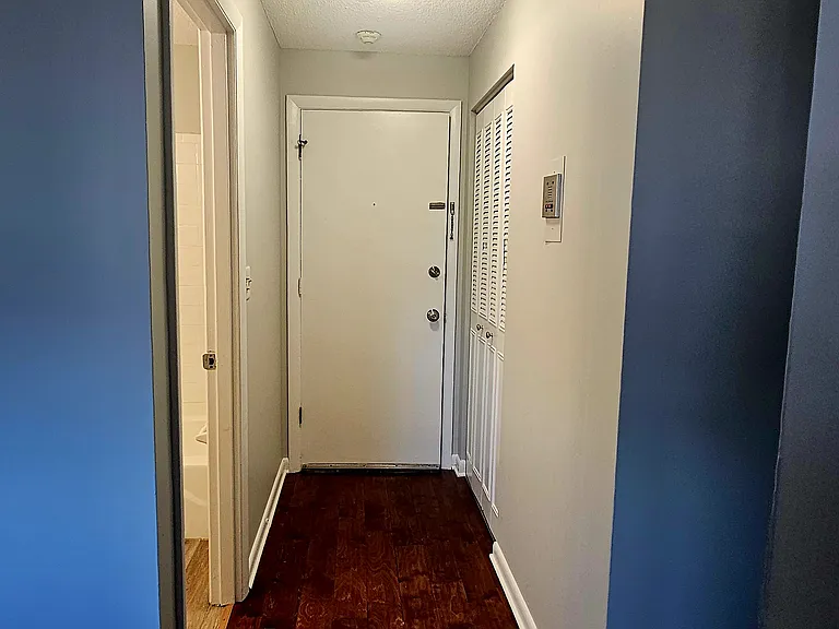 240 Broadway — Photo 5