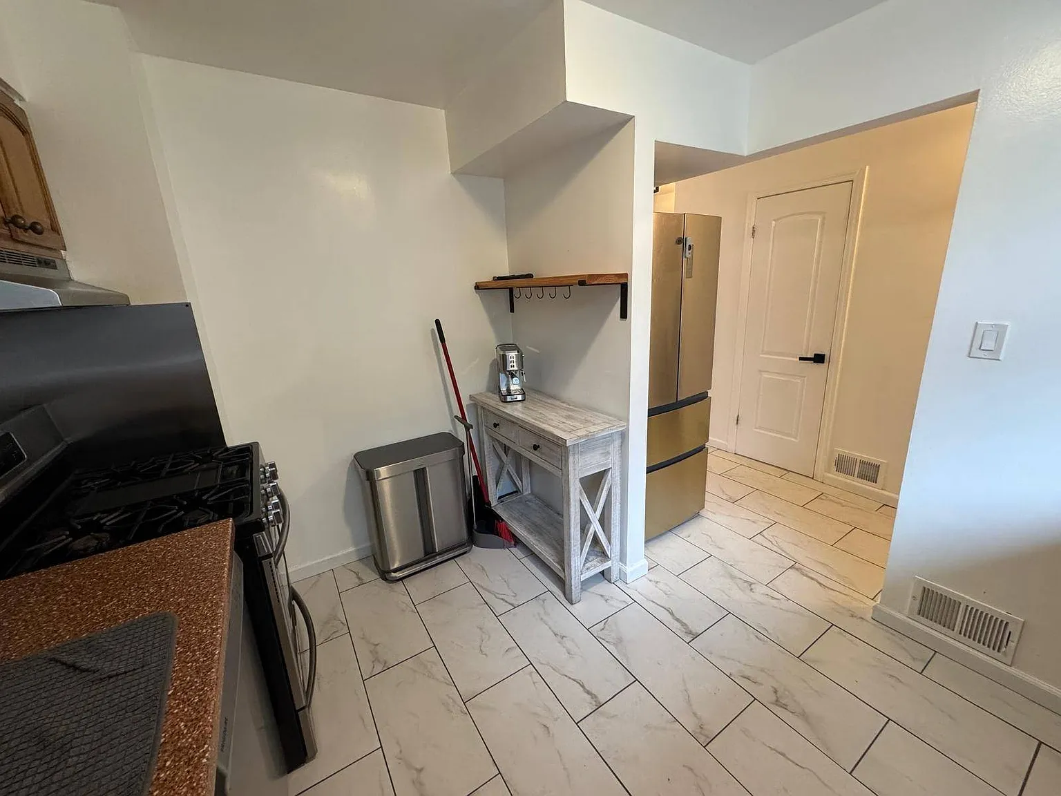 3 bed, 1.5 bath, 2465 sqft, $4,100 — Photo 2