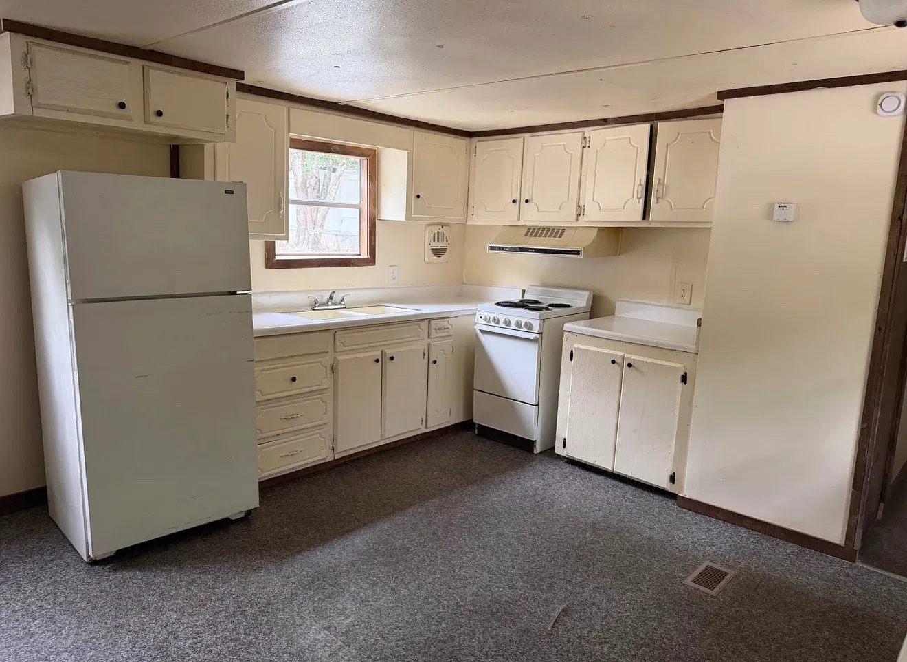 105 Gloria Ln — Photo 1