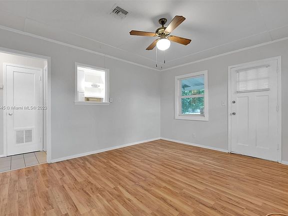 4th image of 1402 NE 36th St #1404