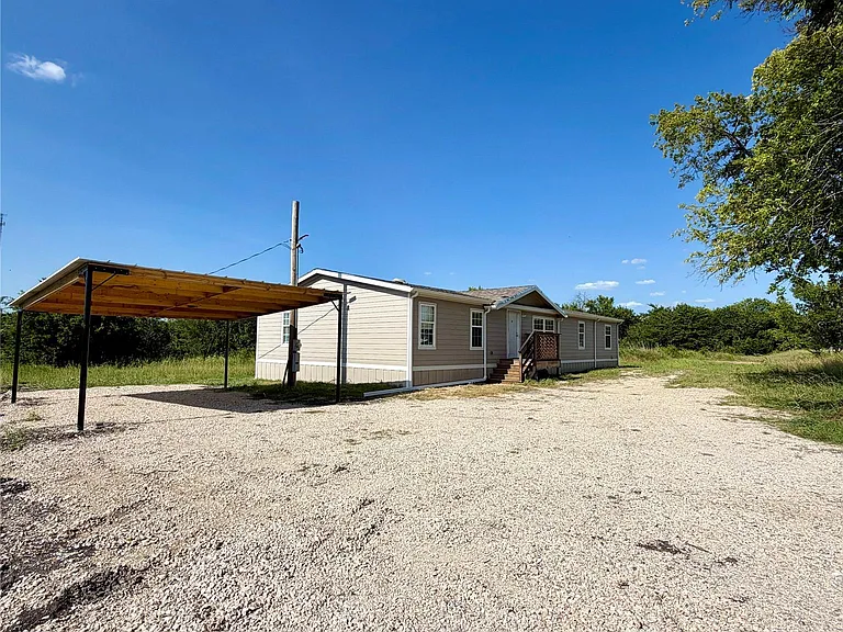 5698 County Road 2752 — Photo 3