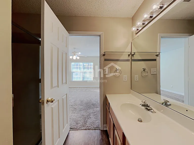 2208 Thorncrest Dr — Photo 10