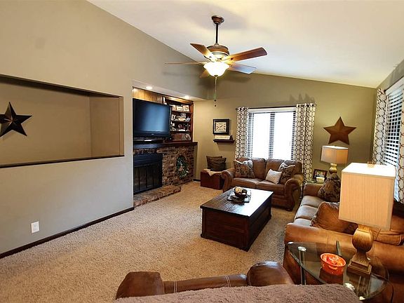 4th image of 801 Mountain Ash Ln