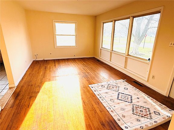 4th image of 502 W Elm St