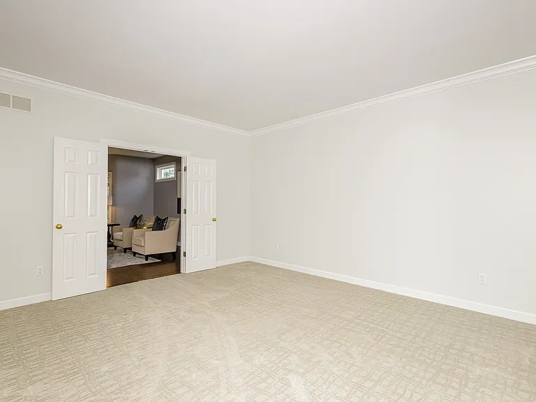 120 Roehampton Ln — Photo 5