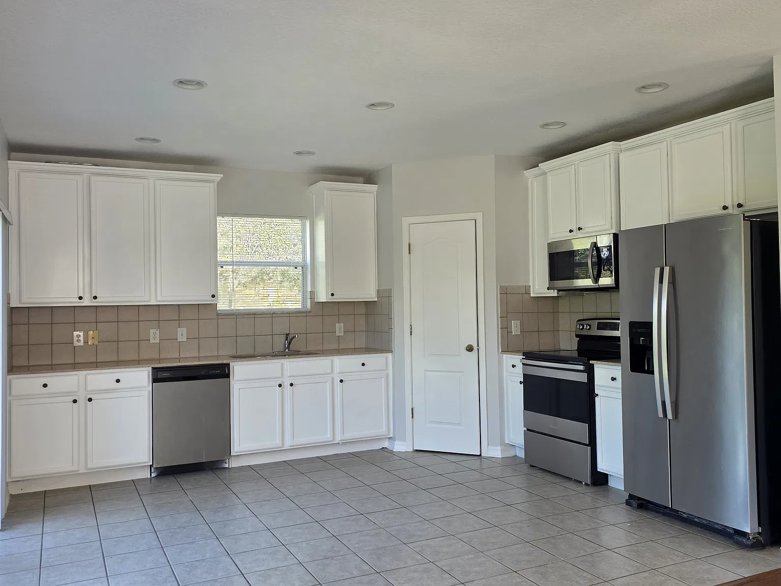 4 bed, 2.5 bath, 2305 sqft, $2,295 — Photo 3